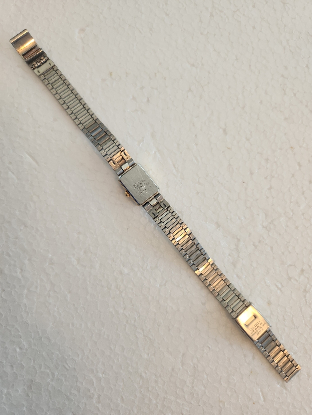 Vintage Seiko 1E20 5520 Gold and Silver Rectangular Tiny Quartz Watch - Picture 6 of 12